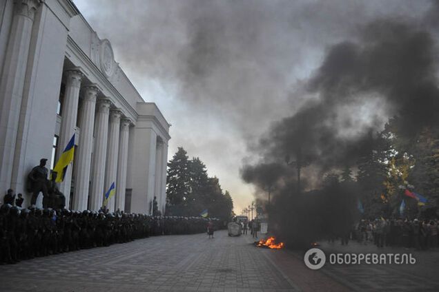 Возле Верховной Рады вновь горели шины