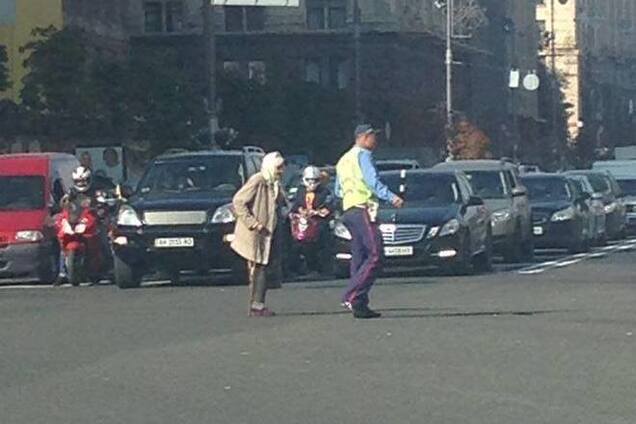 Гаишник рассказал, как перевел бабушку через Крещатик