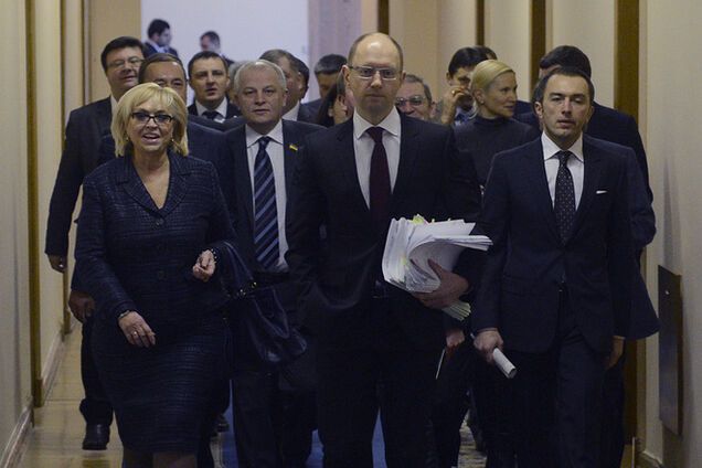 Яценюк поручил проверить всех членов Кабмина и их заместителей на соответствие закона о люстрации