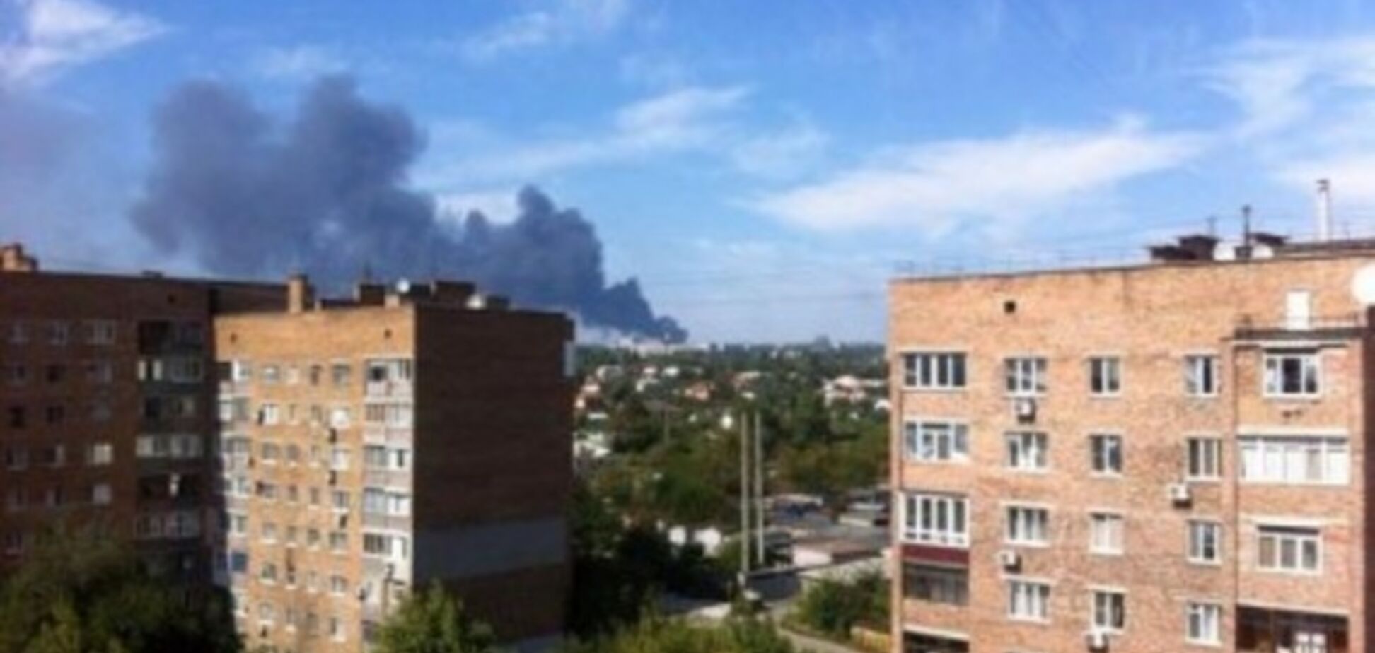 Атакующие донецкий аэропорт боевики обстреляли жилые дома