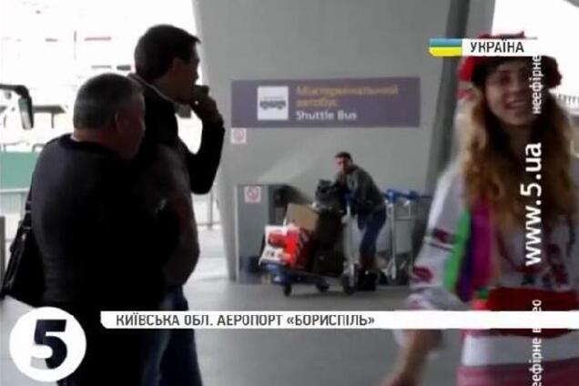 В 'Борисполе' пассажиров угощали запрещенными в России польскими яблоками