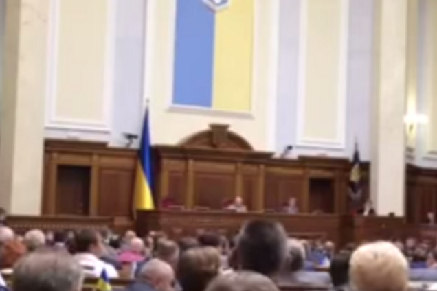 Депутаты выложили видео скандального голосования за законы по Донбассу с закрытого заседания ВР