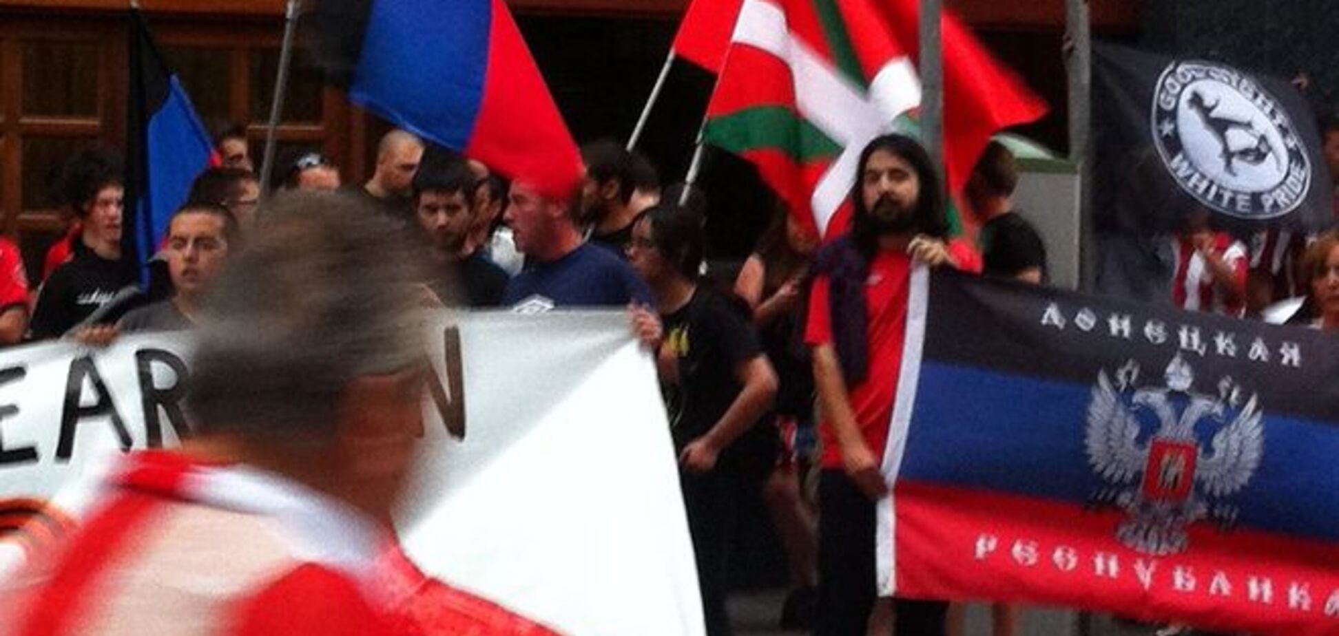 Испанские болельщики 'поддержали' 'Шахтер' флагом 'ДНР'