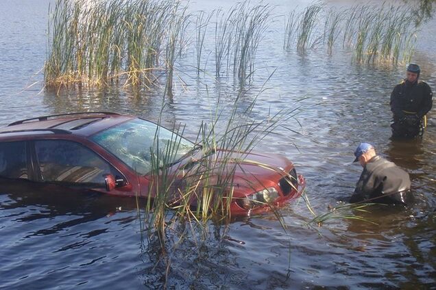 В киевском озере утонул джип