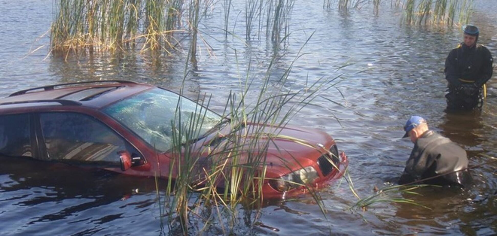 В киевском озере утонул джип