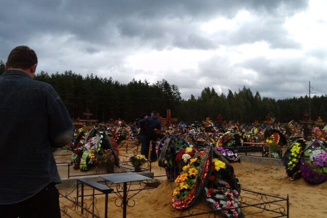Ті, що закидали камінням журналістів на кладовищі, виявилися товаришами по службі загиблих в Україні псковських десантників