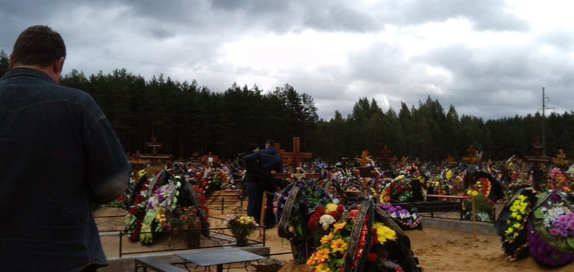 Ті, що закидали камінням журналістів на кладовищі, виявилися товаришами по службі загиблих в Україні псковських десантників