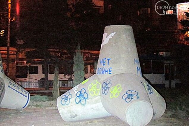 В Мариуполе на площади Свободы установили заградительные сооружения