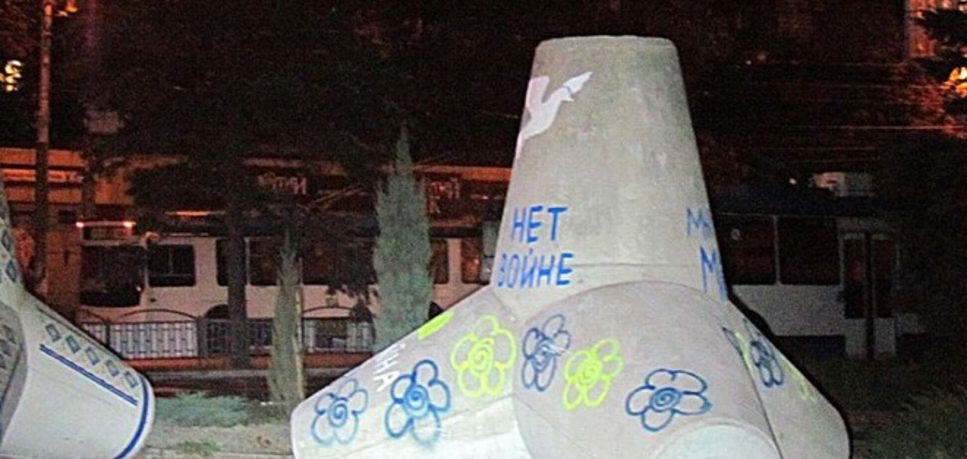 В Мариуполе на площади Свободы установили заградительные сооружения