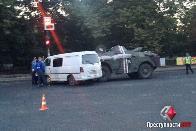 В Николаеве на одной из главных магистралей БРДМ протаранил микроавтобус