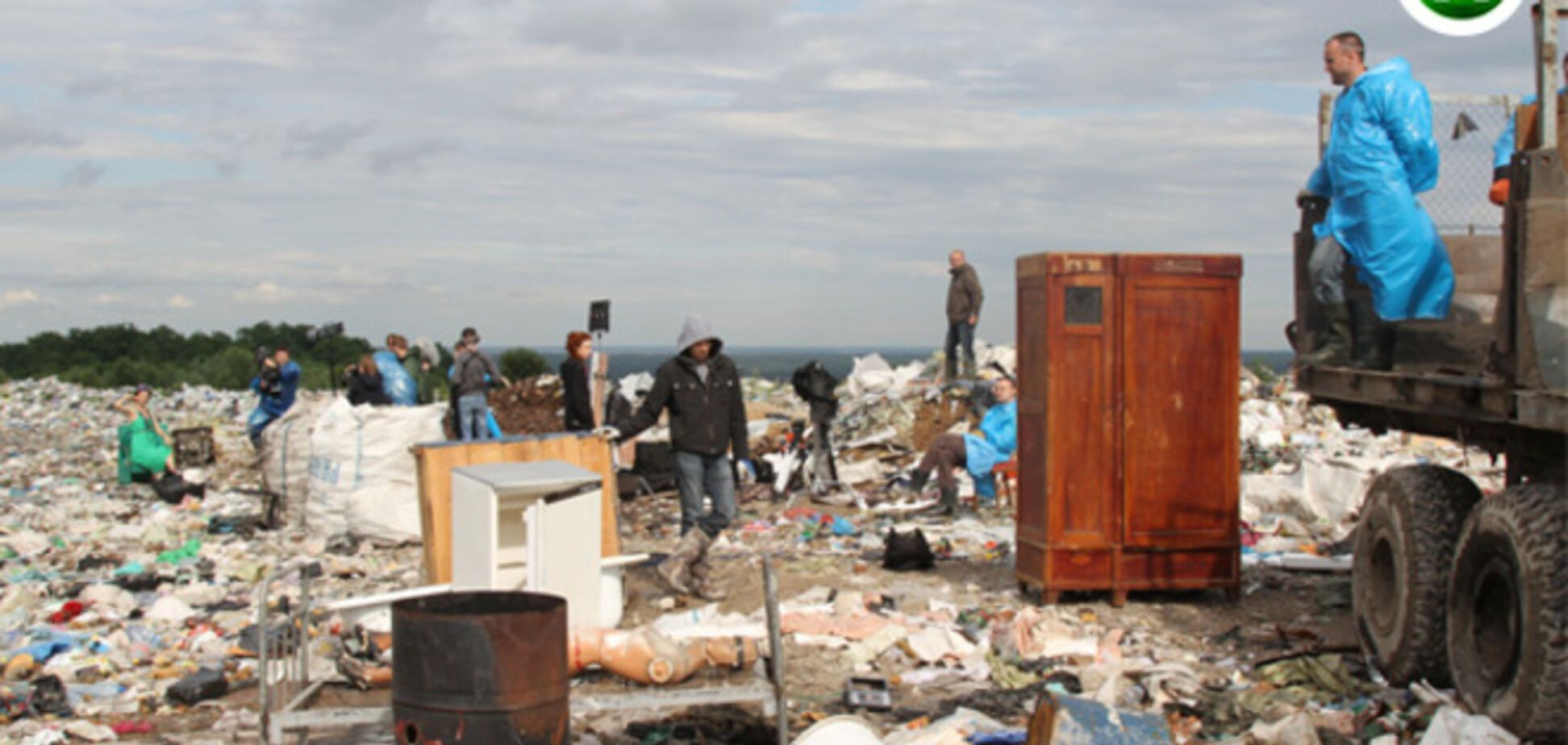 Новый канал устроил фотосет для супермоделей на огромной украинской свалке