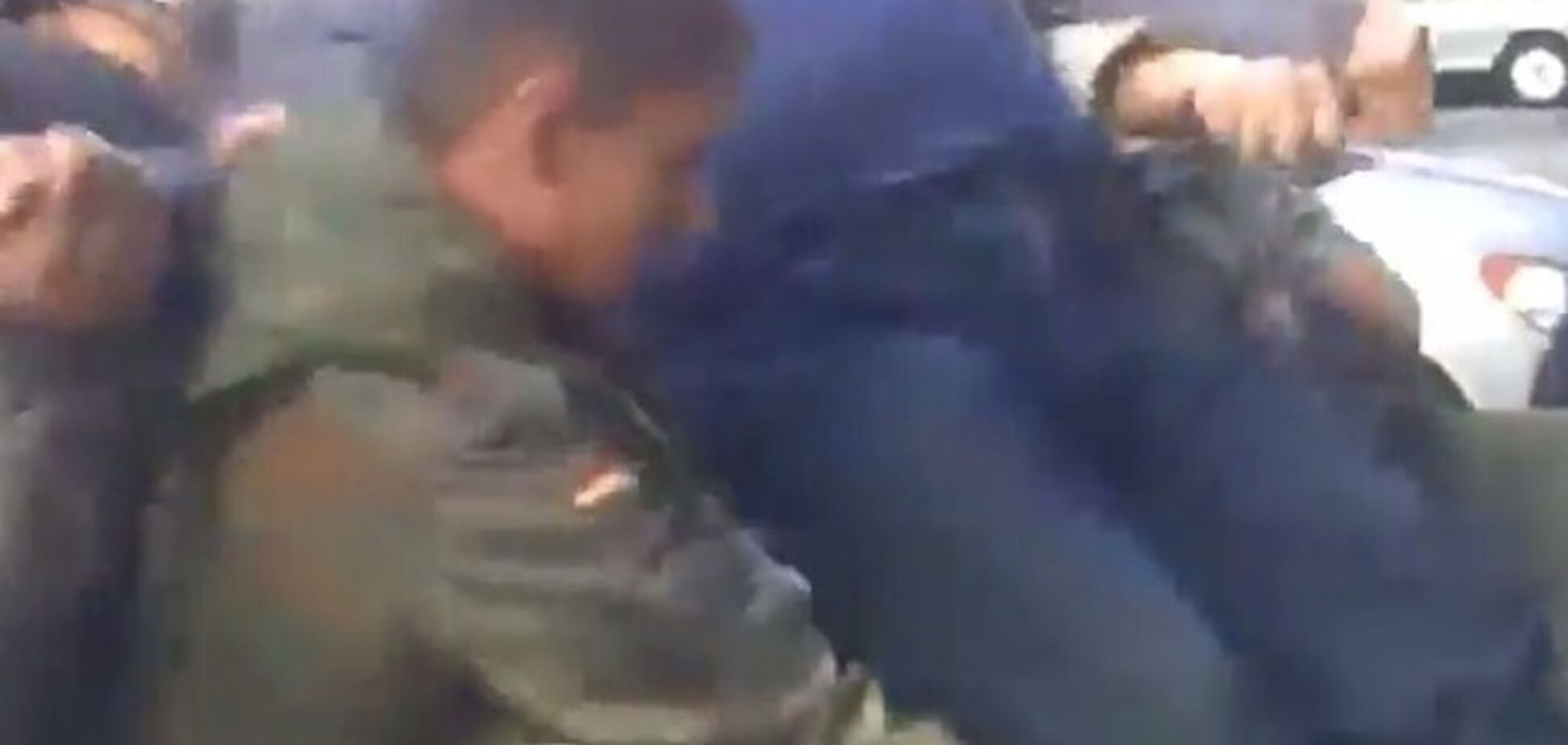 В Запорожье сепаратиста засунули в мусорный бак