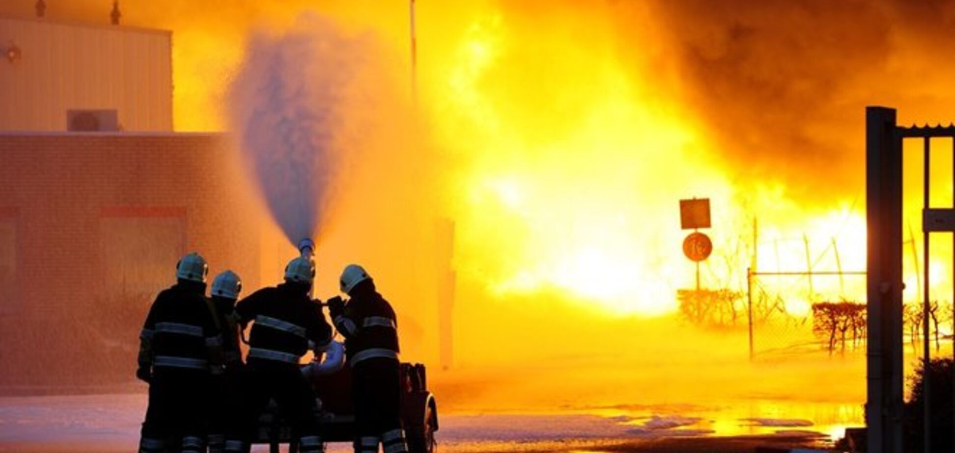 У Севастополі окупанти майже три години гасили пожежу на площі в півгектара