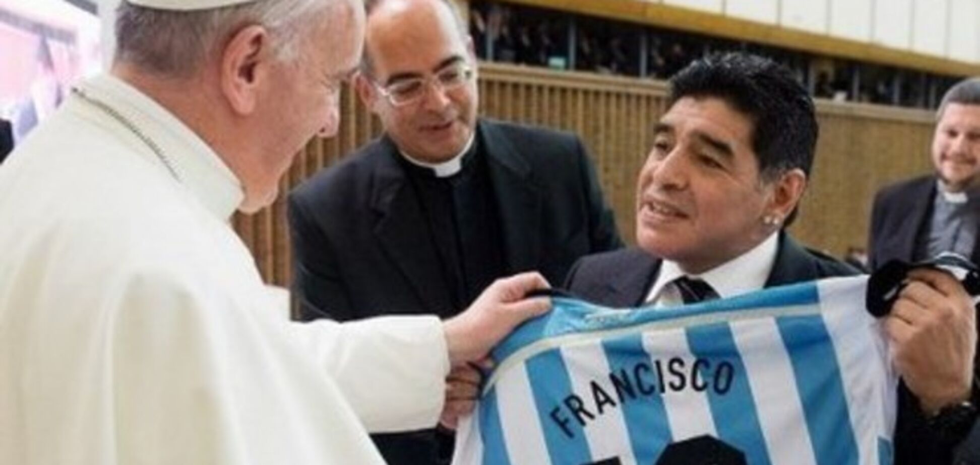 Марадона вручил Папе Римскому именной подарок
