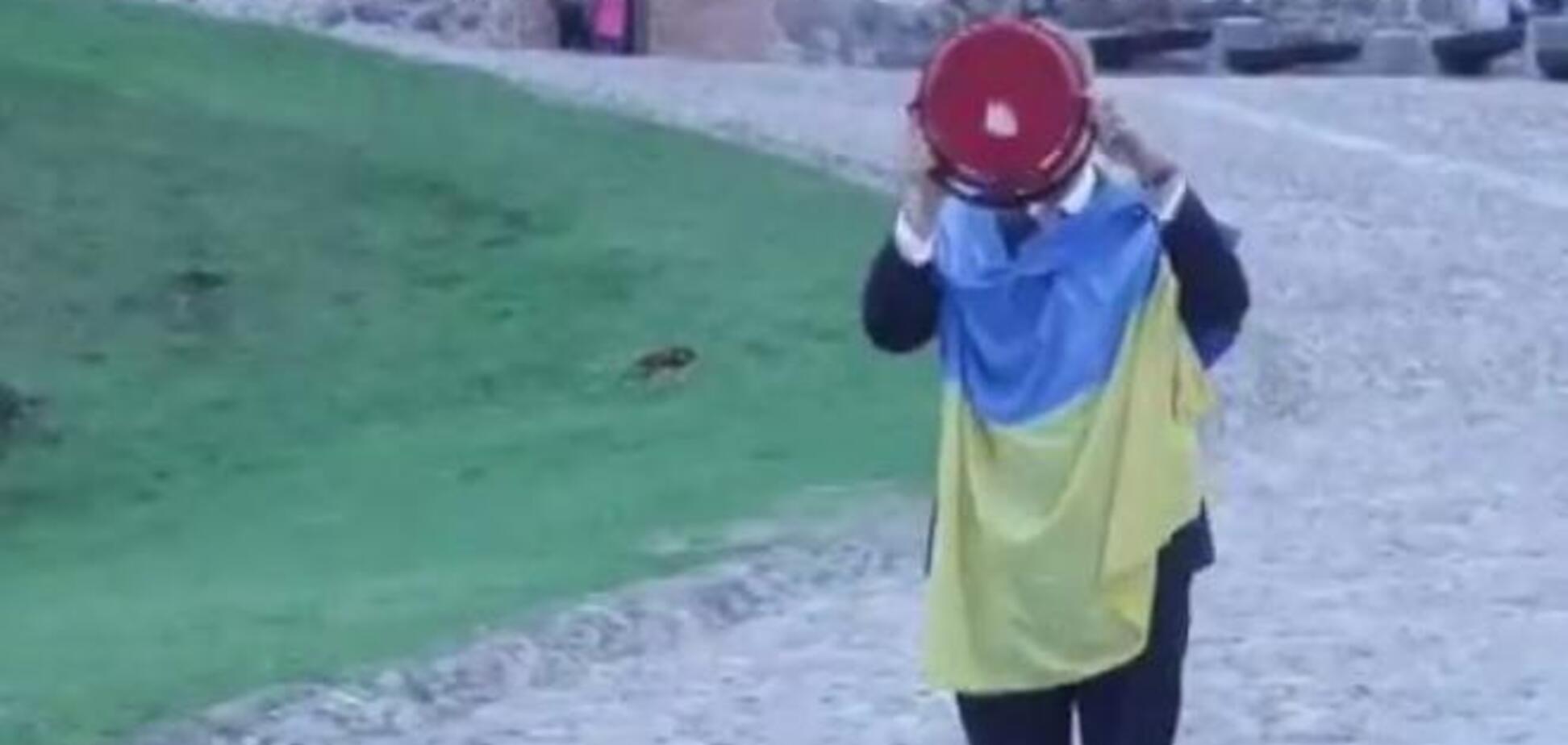 Член Европарламента от Литвы 'облился' флагом Украины