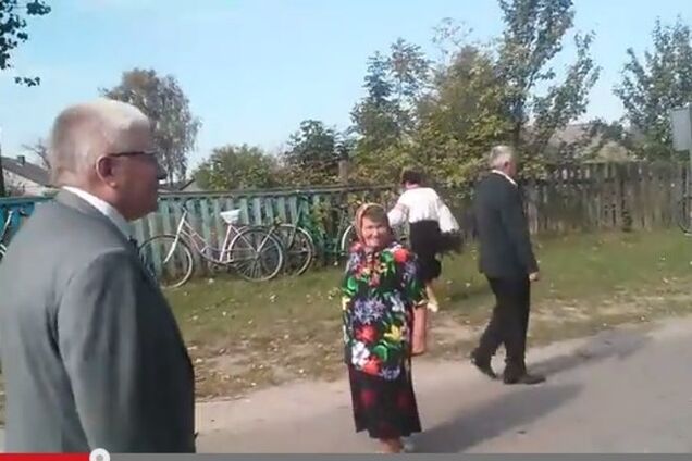 На Черниговщине 'головешку'-Чечетова проводили по селу криками 'Ганьба!'