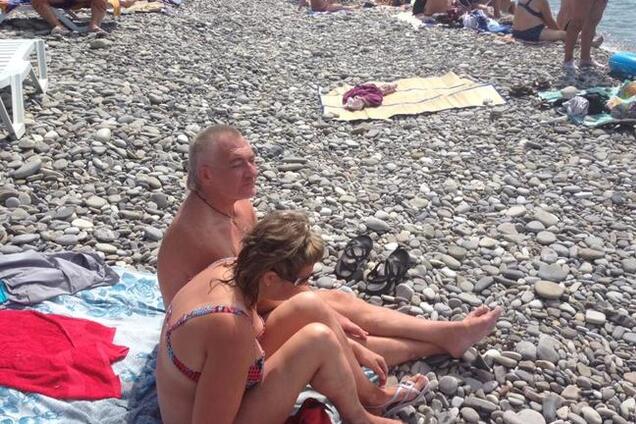 В Анапе в сидевшую во время исполнения гимна РФ женщину бросили камень