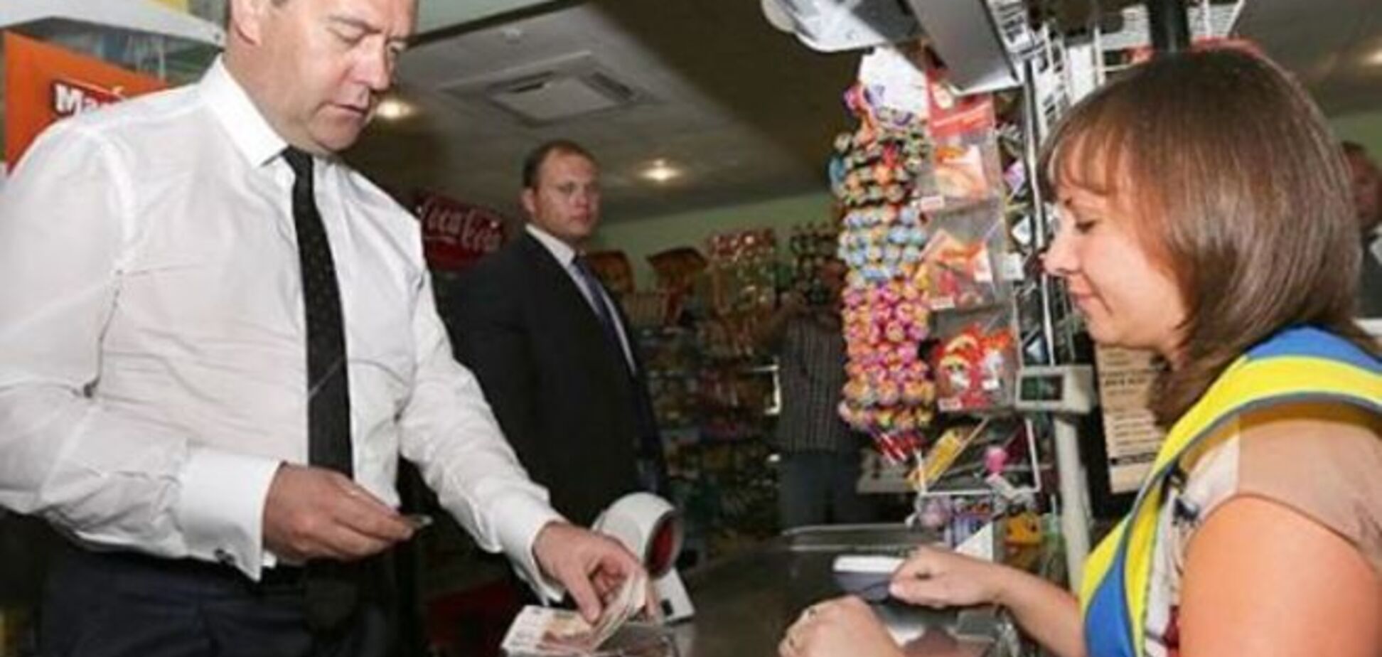 Медведев неудачно повторил за Яценюком поход за продуктами