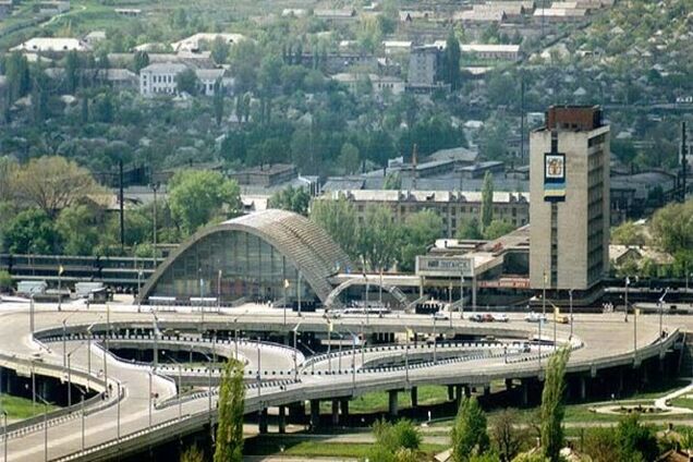 Луганск уже месяц живет без света, воды и связи