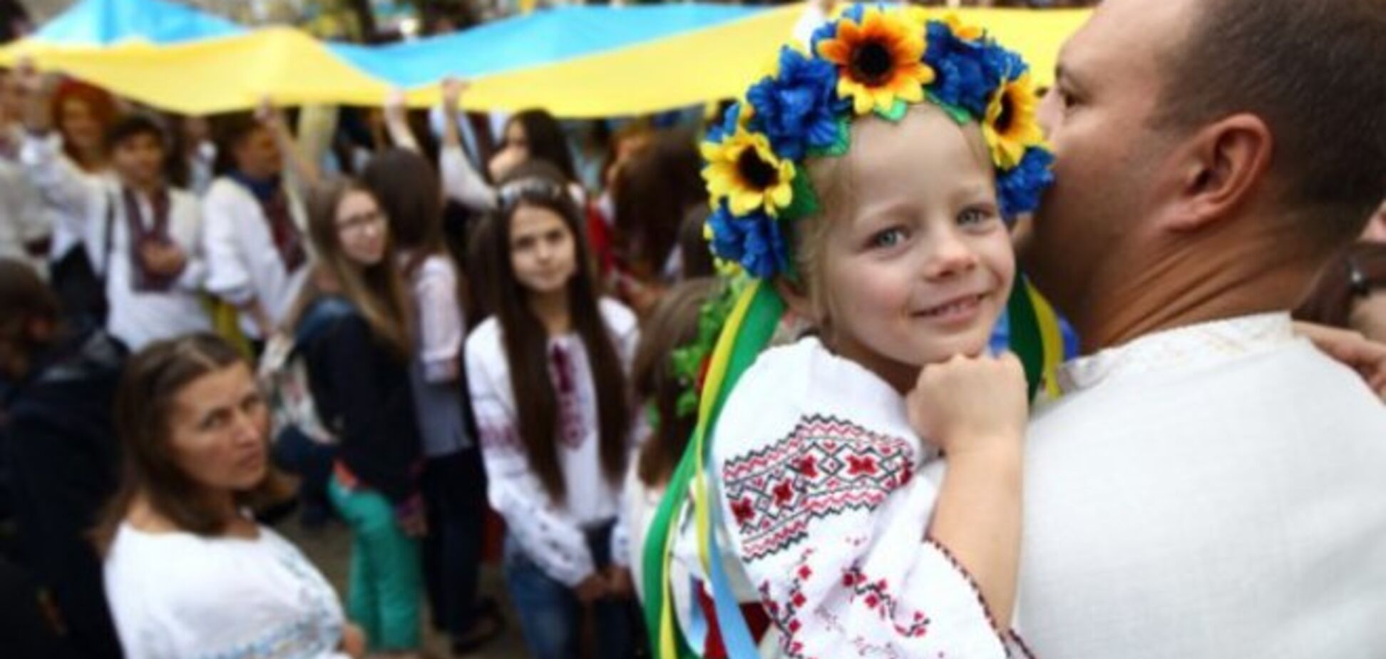 Сотни киевлян в вышиванках собирали деньги украинским бойцам