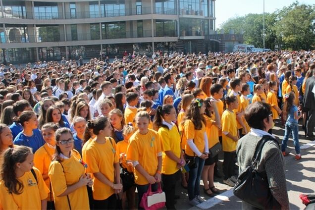 В Херсоне установлен патриотический рекорд: 2,5 тыс. школьников исполнили гимн Украины