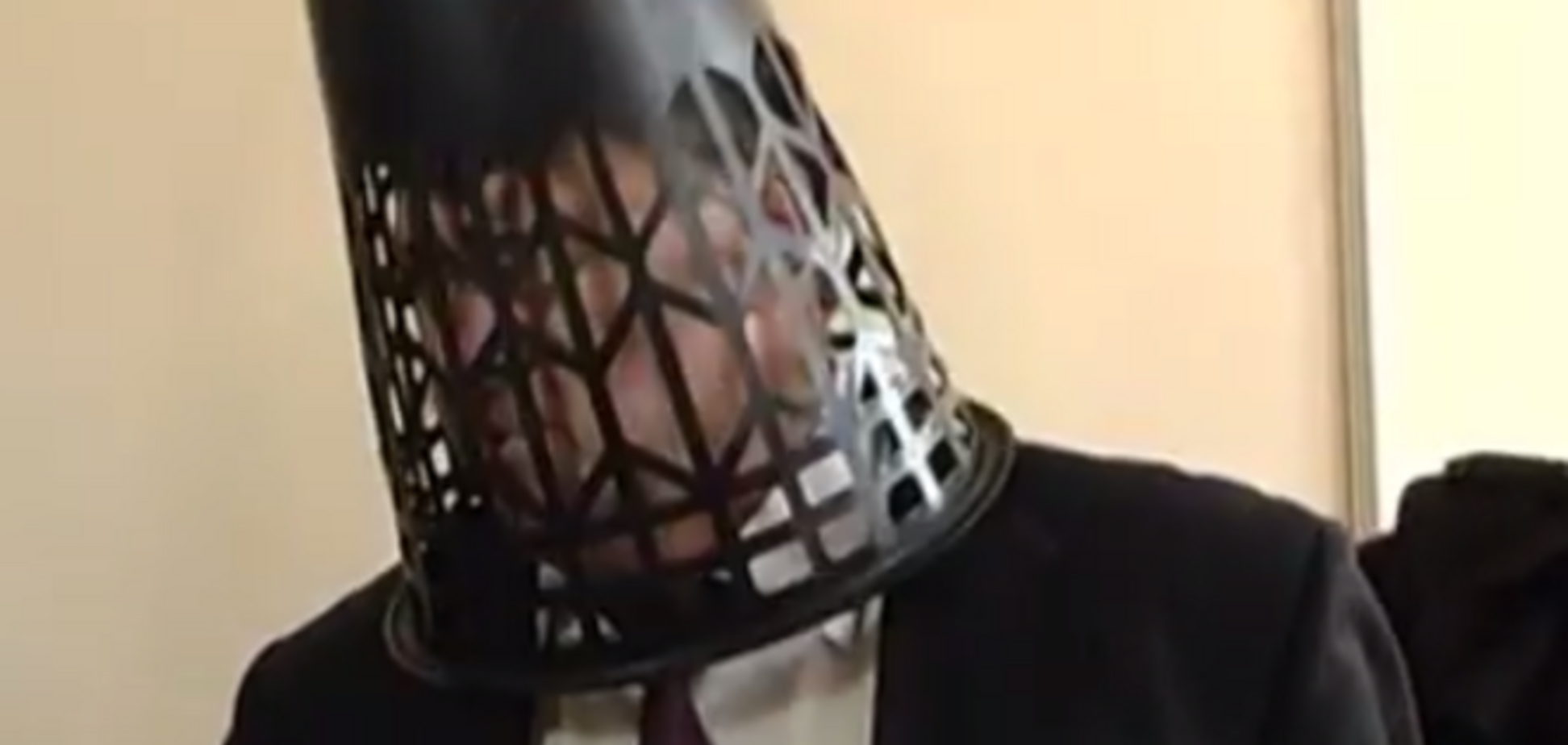 Сумскому губернатору надели мусорную корзину на голову и заставили написать заявление об отставке