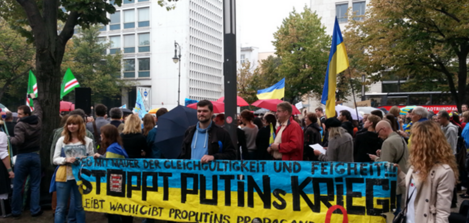В Берлине сотни россиян, украинцев и немцев провели акцию солидарности с Украиной