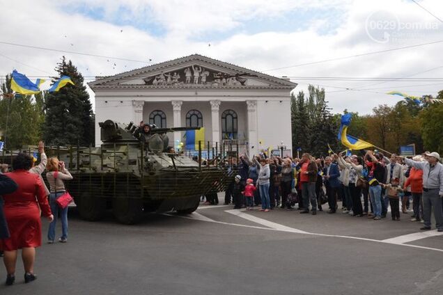 В Мариуполе прошли парады техники и вышиванок