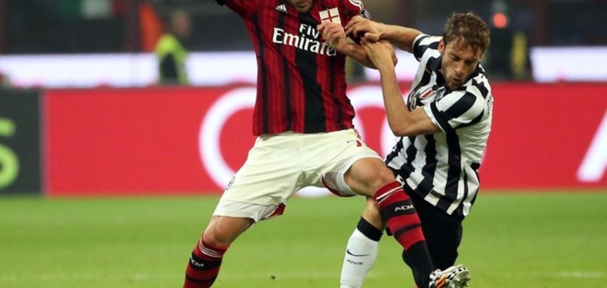 'Милан' в напряженном матче уступил 'Ювентусу'