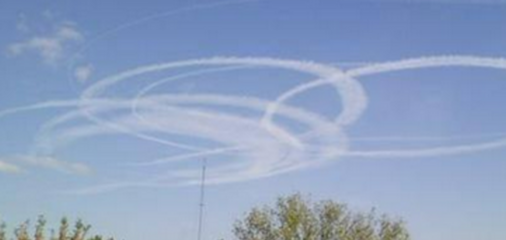 В сети появились фотографии загадочных кругов в небе над Донбассом