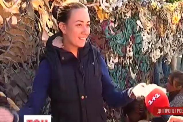 В Днепропетровске женщины собственноручно плетут маскировочные сетки на БТРы