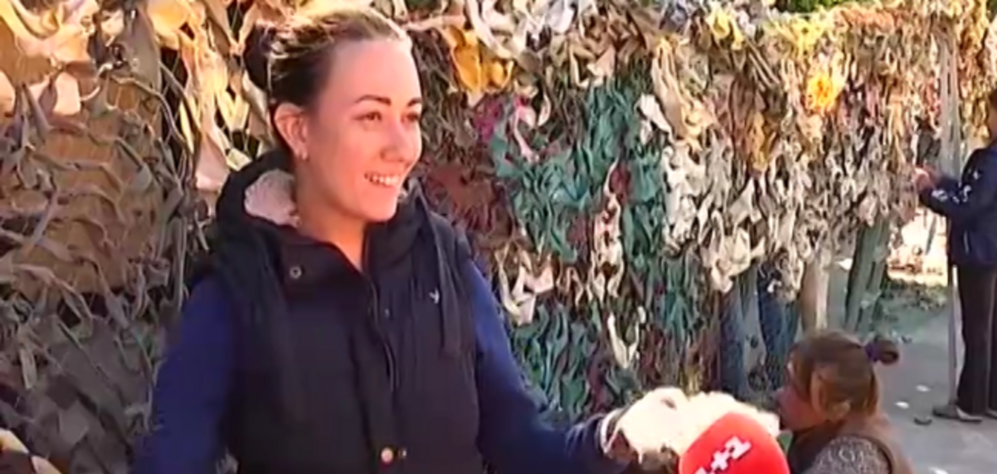  В Днепропетровске женщины собственноручно плетут маскировочные сетки на БТРы