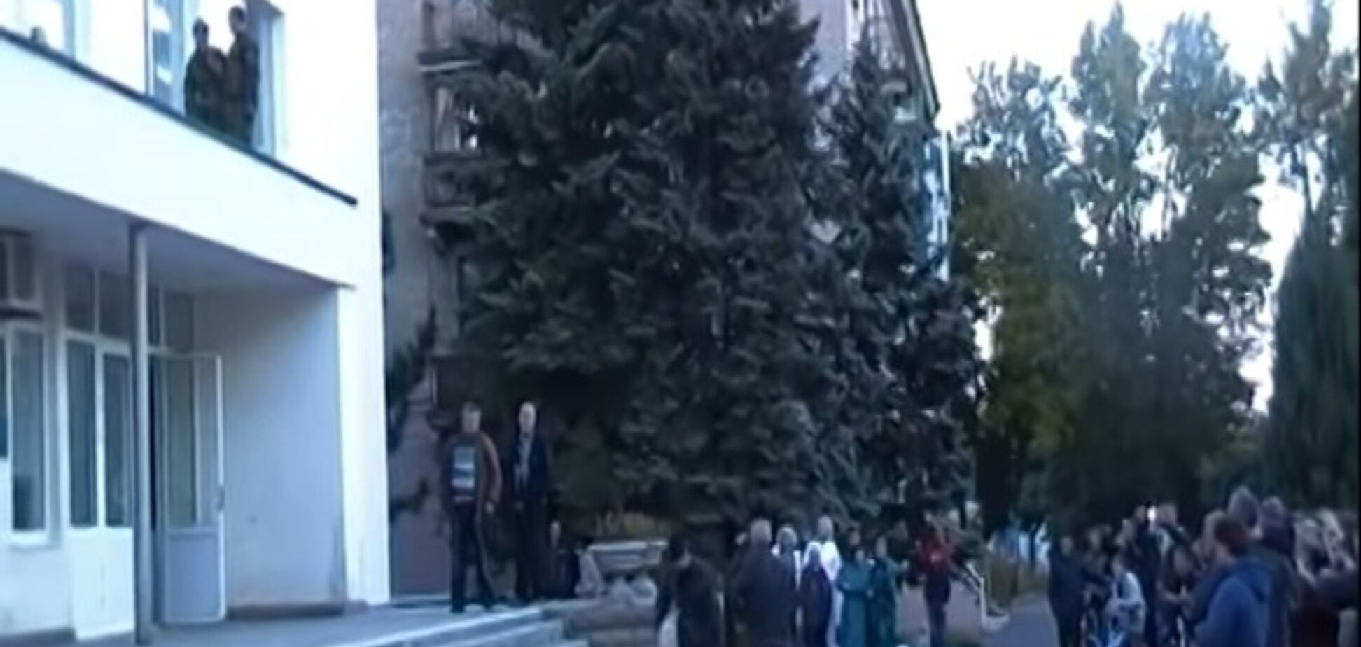 В Ждановке оккупанты вместе с местными жителями 'дружно' топтали флаг Украины