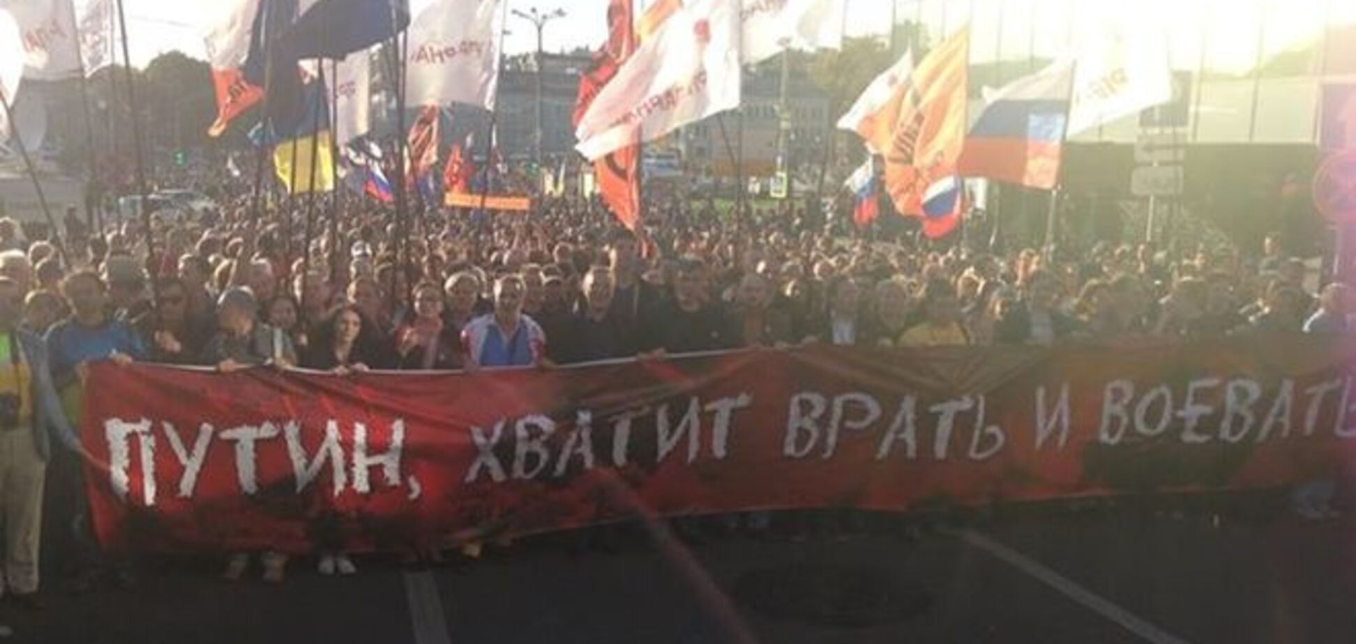 Немцов заявил о 100 тысячах человек на 'Марше мира' в Москве