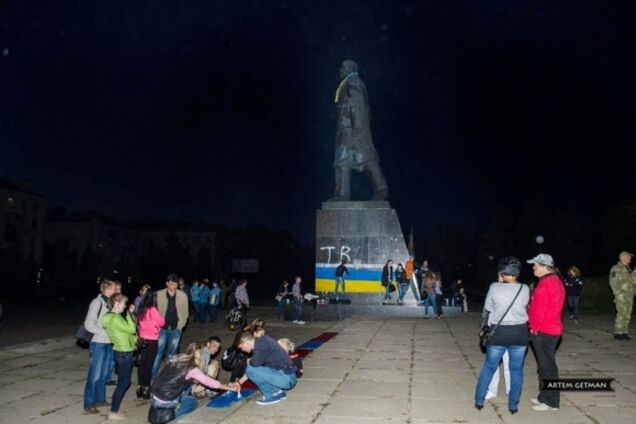 В Краматорске молодежь раскрасила Ленина в сине-желтый 