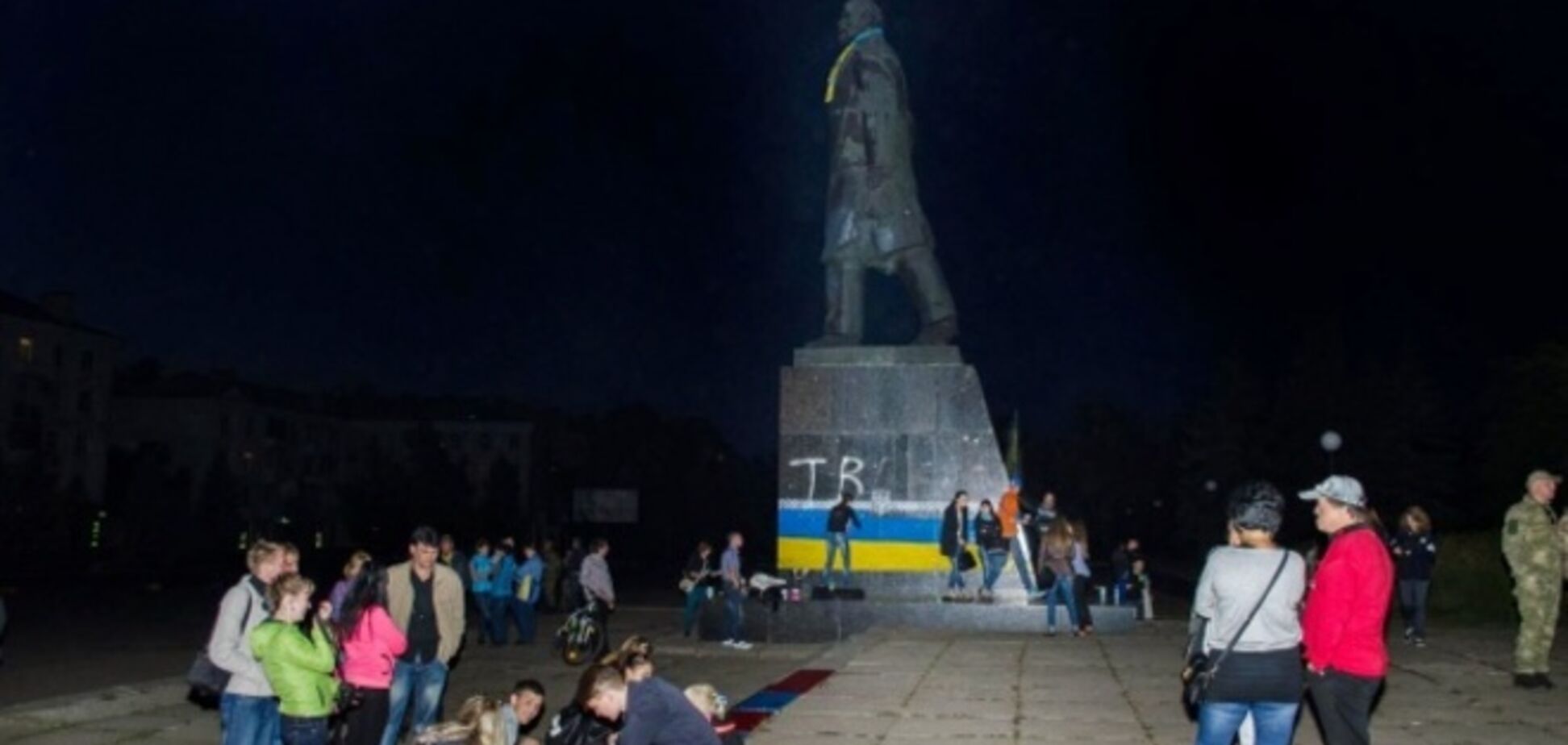 В Краматорске молодежь раскрасила Ленина в сине-желтый 