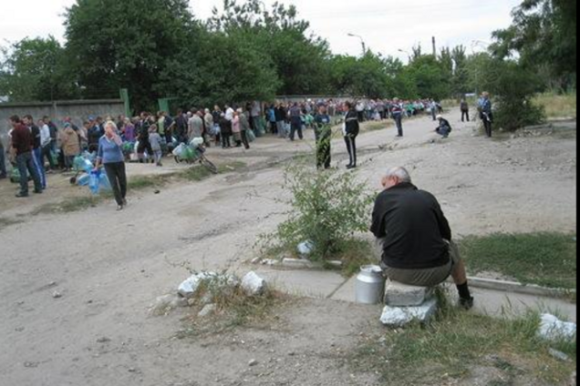 В Луганске 'жизнь наладилась', а очереди за водой остались