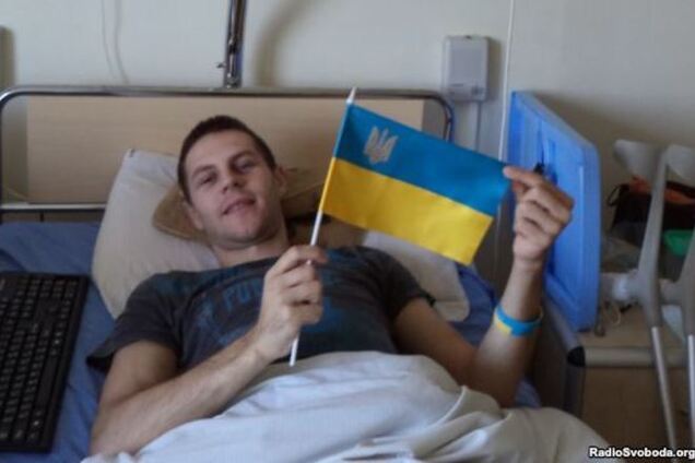 В Донецке террористы пытали, жгли живьем и прострелили ноги актеру за пение гимна Украины