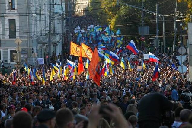 Немцов о 'Марше мира': путинское большинство оказалось городскими сумасшедшими