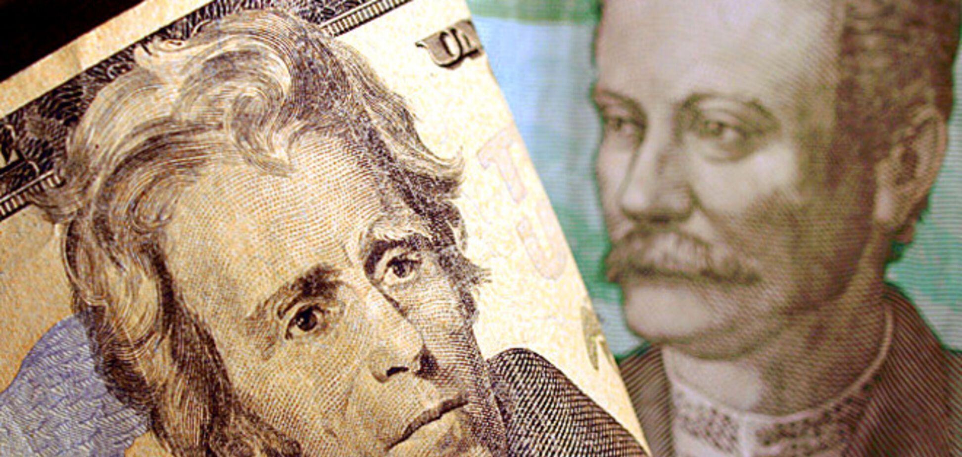 Доллар в обменниках продают почти по 15 гривен 