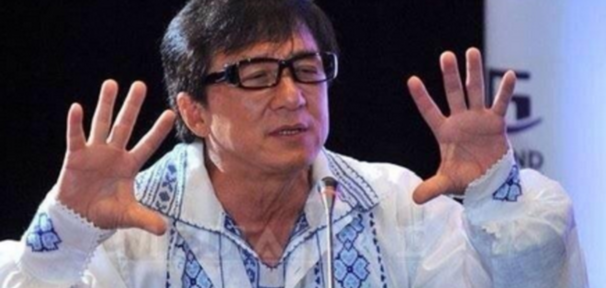 Джеки Чан сфотографировался в вышиванке рядом с украинским флажком