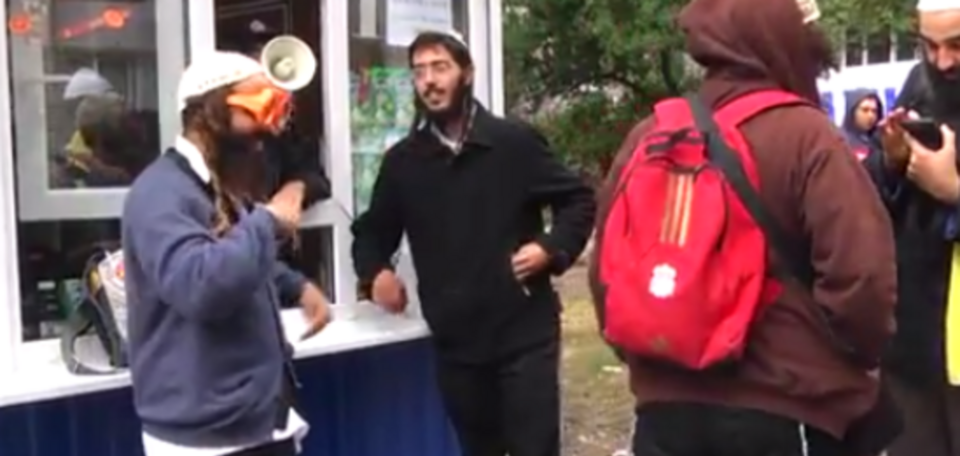 Хасиды-паломники в Умани станцевали под украинский хит о Путине