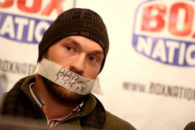 Британский боксер заклеил себе рот во время пресс-конференции