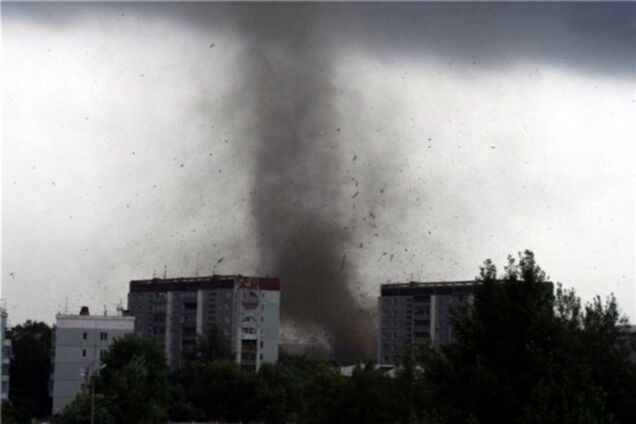 На Ривненщине огромная воронка смерча снесла крыши домов и выкорчевала деревья