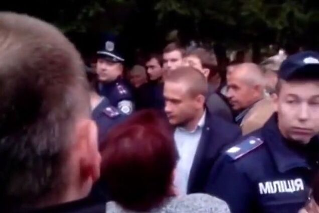 Олесю Довгому влаштували на Кіровоградщині 'теплий прийом': закидали яйцями і відправили додому