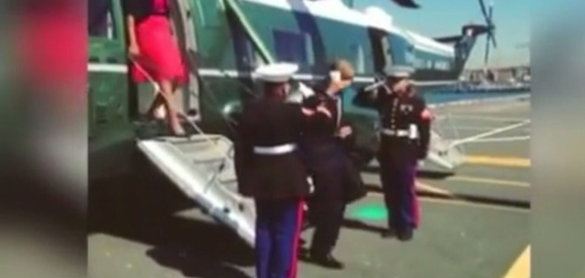 В сети появилось видео, как Обама умудрился отдать честь военным, не выпуская кофе из рук