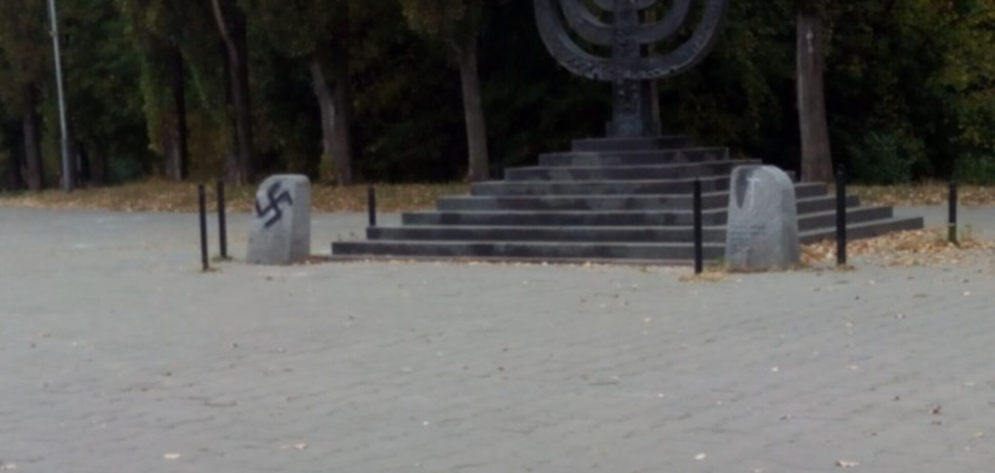 Вандалы нарисовали свастику на памятнике расстрелянным евреям в Бабьем Яру