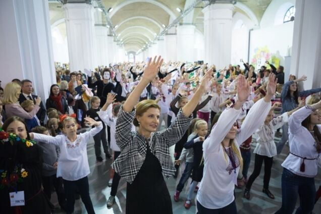 У Порошенко опубликовали фото, как первая леди танцевала с детьми