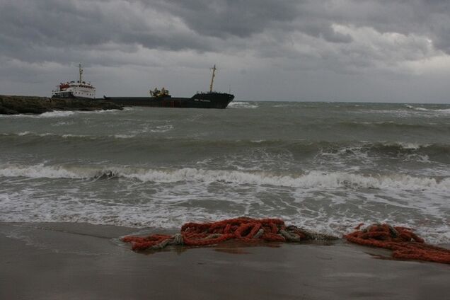 Более тысячи авто скопились у закрытой керченской переправы