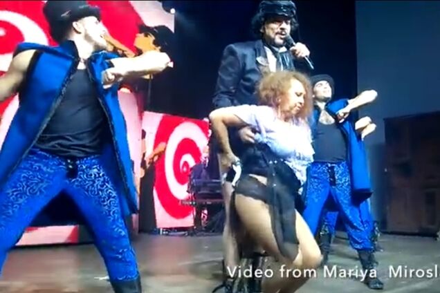 Киркоров на своем концерте раздел прямо на сцене обезумевшую от счастья фанатку